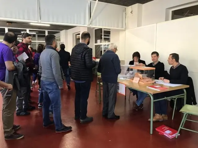 Votantes nun colexio de Compostela nas &uacute;ltimas elecci&oacute;ns xerais de 2019 (Europa Press)