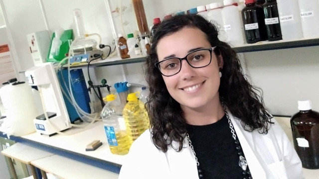 A investigadora Leticia Pérez Rial no laboratorio (Duvi)