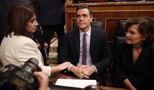 Adriana Lastra e Carmen Calvo con Pedro Sánchez na súa bancada no Congreso (Europa Press)