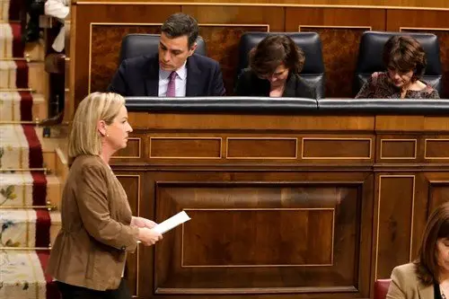 A deputada de CC, Ana Oramas, pasa diante de Pedro S&aacute;nchez (Europa Press)