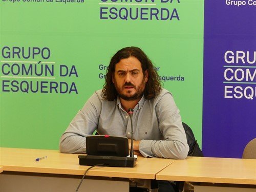 Antón Sánchez nunha rolda de prensa como voceiro do Grupo Común da Esquerda no Parlamento (Europa Press)