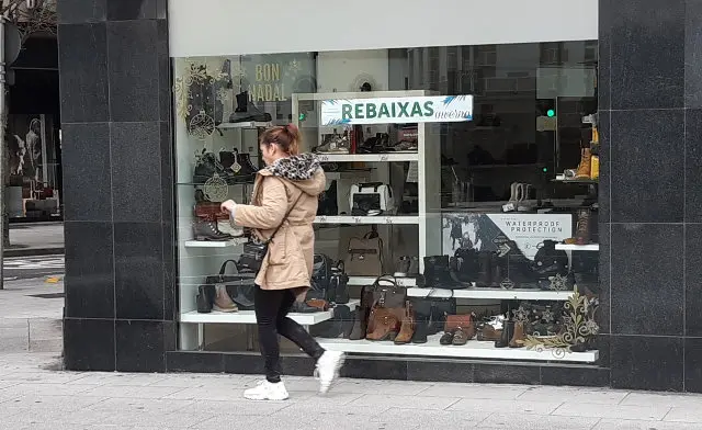 As tendas xa anuncian as rebaixas. (Xo&aacute;n Roberes)