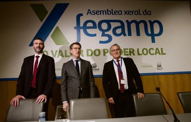 O presidente da Fegamp, Alberto Varela, Alberto Núñez Feixoo e o expresidente da Fegamp, Alfredo García (Europa Press) 