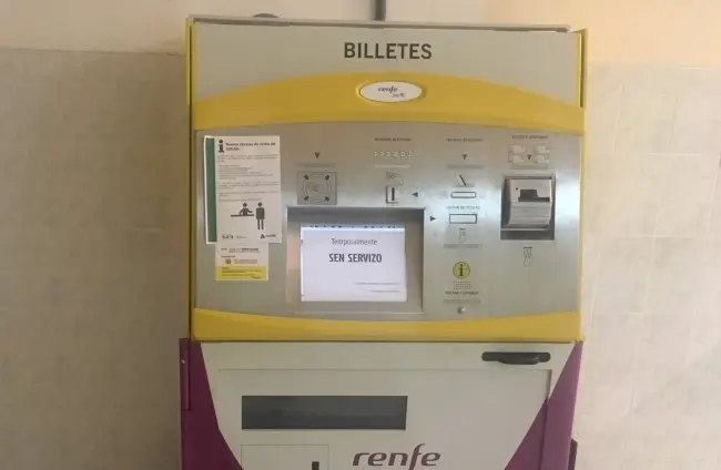 M&aacute;quinas de venda de billetes f&oacute;ra de servizo nunha estaci&oacute;n da Mari&ntilde;a (Imaxe: Plataforma en defensa do tren Ferrol-Ribadeo)