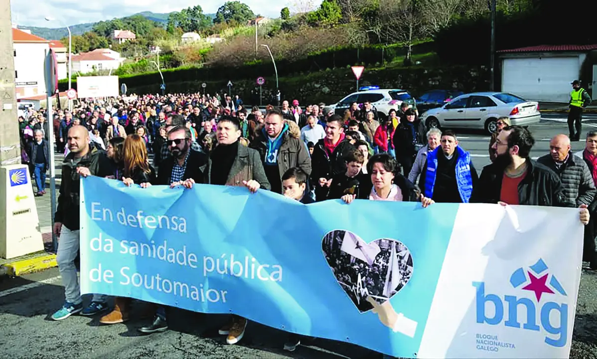 Mobilizaci&oacute;n para demandar m&aacute;is profesionais sanitarios en Soutomaior (Imaxe: N&oacute;s Diario).