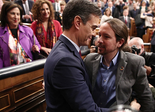 Pedro Sánchez, con Pablo Iglesias no Congreso (Foto: E.P.)