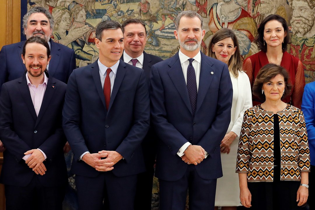 Foto de familia do novo Consello de Ministras e Ministros co rei Filipe de Borbón (Imaxe: Europa Press)