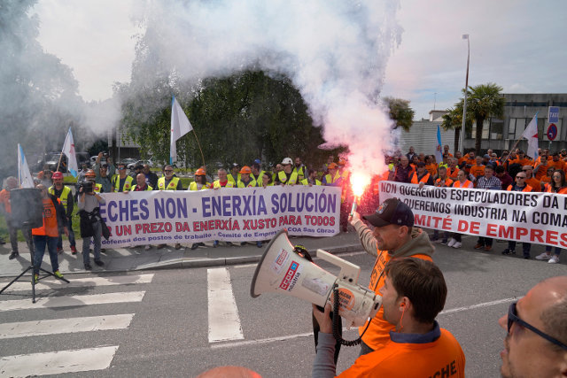 Protesta das traballadoras das industrias electrointensivas en Compostela (Europa Press).
