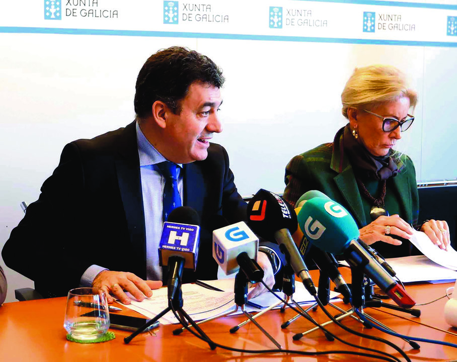 Román Rodríguez, conselleiro de Turismo, e Corina Porro, delegada territorial da Xunta en Vigo, na rolda de prensa
