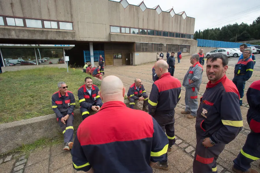 Traballadores diante da planta da multinacional Alcoa en Cervo (Europa Press).