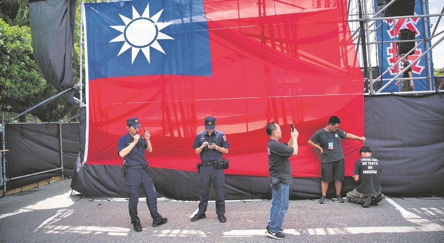 July 7, 2019 - Taipei, Taiwan: KMT supporters and security before a rally on Sunday July 7, 2019. Taiwan's presidential elections take place in January 2020. Recent protests anti-China protests in Hong Kong have given a boost to the current DPP president Tsai Ing-wen popularity, as her party opposes the "one country two systems' used for Hong Kong and shuns closer economic and political ties with mainland China.  (Chien-min Chung/Contacto)
ONLY FOR USE IN SPAIN

July 7, 2019 - Taipei, Taiwan: KMT supporters and security before a rally on Sunday July 7, 2019. Taiwan's presidential elections take place in January 2020. Recent protests anti-China protests in Hong Kong have given a boost to the current DPP president Tsai Ing-wen popularity, as her party opposes the "one country two systems' used for Hong Kong and shuns closer economic and political ties with mainland China.  (Chien-min Chung/Polaris)
  (Foto de ARCHIVO)

7/9/2019 ONLY FOR USE IN SPAIN