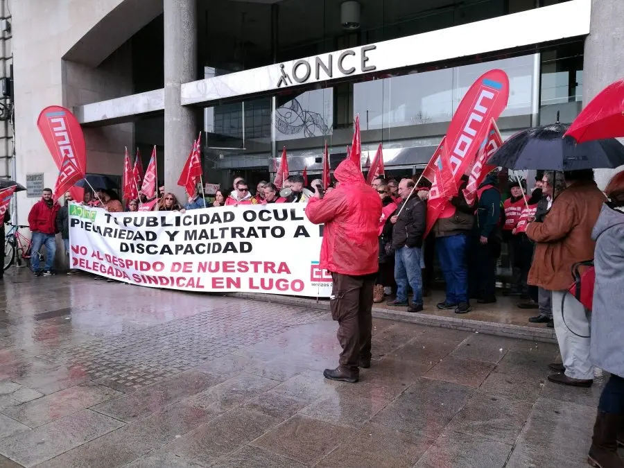 Concentraci&oacute;n das traballadoras da ONCE na Galiza fronte a sede da entidade na Coru&ntilde;a (Imaxe: Esquerda Unida).