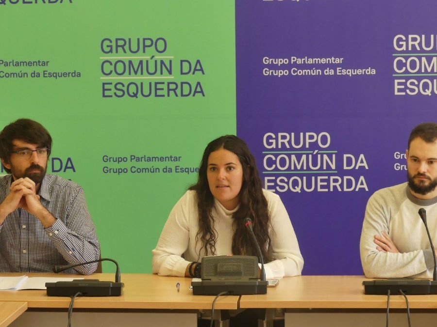 Marcos Cal, Luca Chao e Rubén Pérez na rolda de prensa na Cámara galega (Nós Diario).