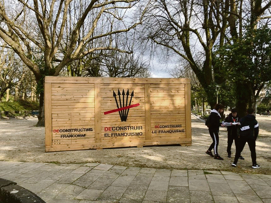 A mostra está instalada no interior dun contedor de madeira situado no corazón da Alameda de Santiago.