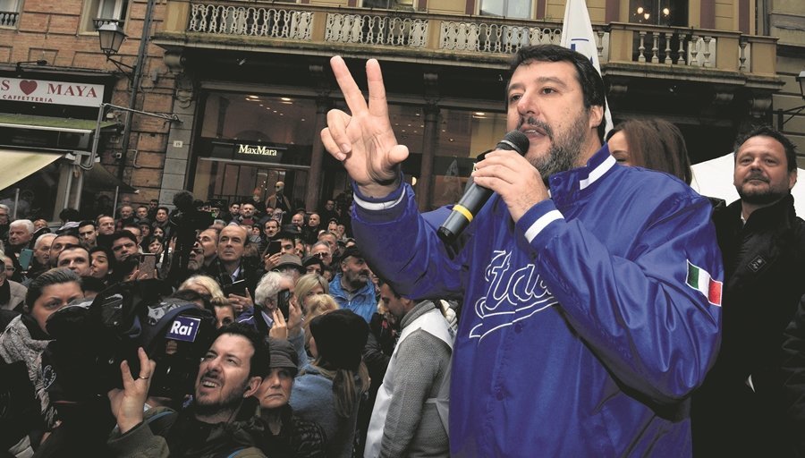 11 November 2019, Italy, Forli: Matteo Salvini, leader of the right-wing Lega Nord party and former Interior Minister of Italy, speaks during an election campaign rally ahead of the expected 2020 Italian regional election. Photo: Stefano Cavicchi/LaPresse via ZUMA Press/dpa
ONLY FOR USE IN SPAIN

11 November 2019, Italy, Forli: Matteo Salvini, leader of the right-wing Lega Nord party and former Interior Minister of Italy, speaks during an election campaign rally ahead of the expected 2020 Italian regional election. Photo: Stefano Cavicchi/LaPresse via ZUMA Press/dpa
  (Foto de ARCHIVO)

11/11/2019 ONLY FOR USE IN SPAIN