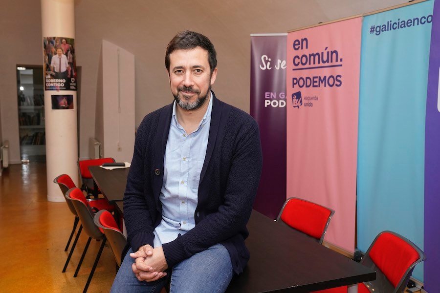 El secretario general de Podemos en Galicia, Antón Gómez-Reino, posa tras una entrevista con Europa Press, en la sede