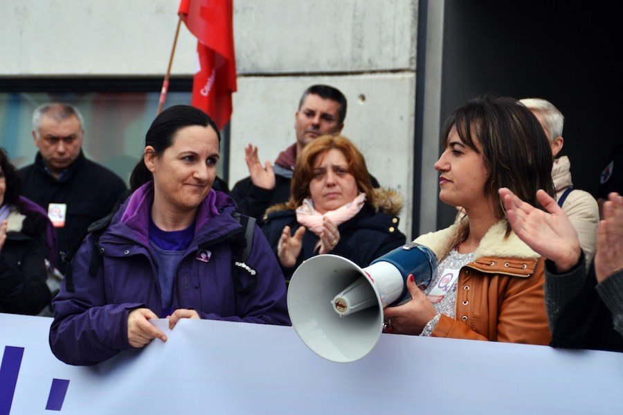 Nélida Pisco, á dereita, xunto á secretaria da Muller da CIG, Marga Corral (Imaxe: Galiza Contrainfo)
