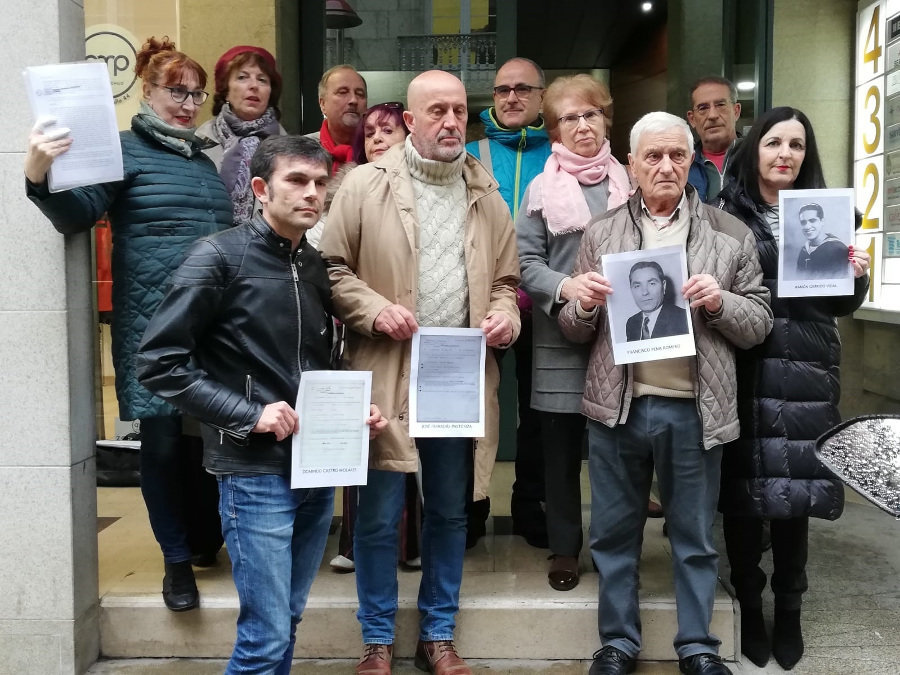Familiares das vítimas na porta do consulado da Arxentina en Vigo.