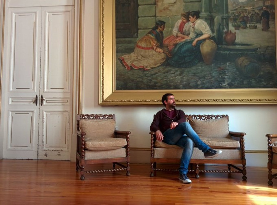 Iván Méndez, nun salón do Concello da Coruña (Foto:@echeoqhai)