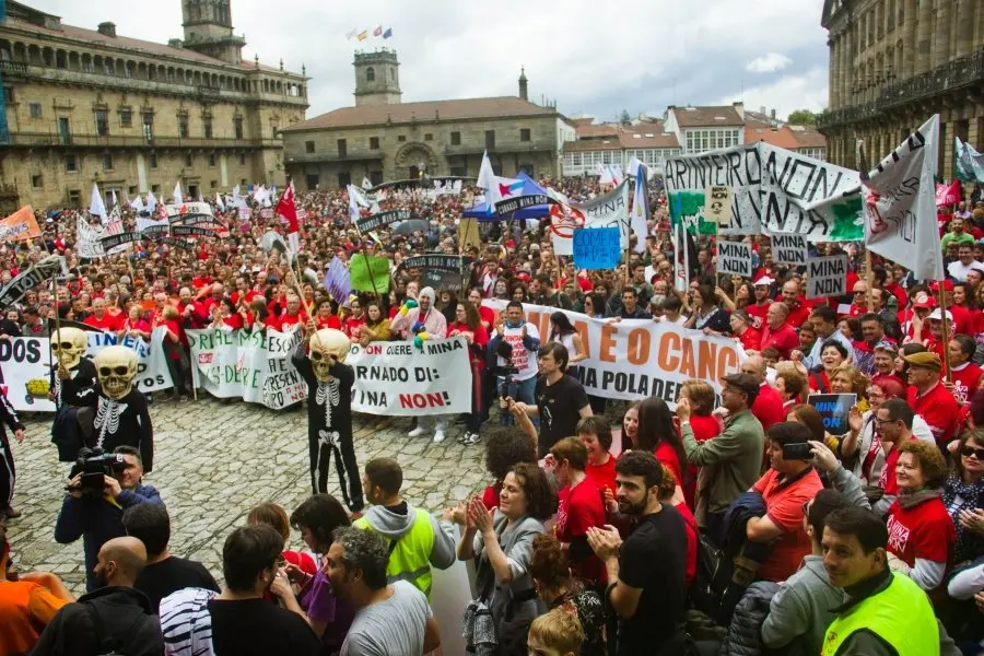 Manifestaci&oacute;n contra a mina de Touro e O Pino na compostel&aacute; praza do Obradoiro (Imaxe: Europa Press).
