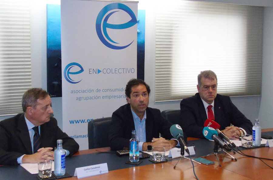 Diego Maraña xunto aos avogados que asesoran a En-Colectivo.