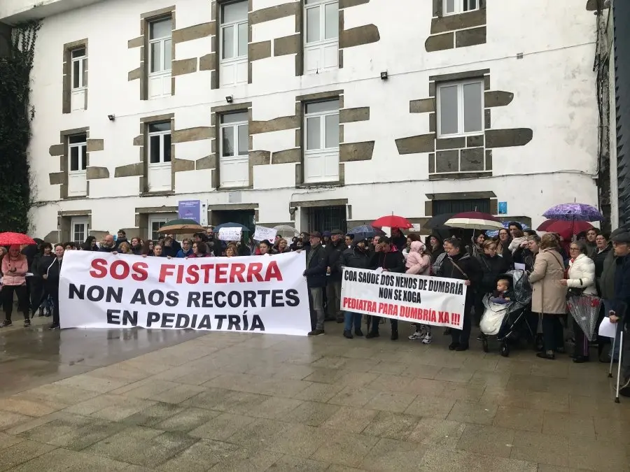 Varias familias manifest&aacute;ronse en Fisterra reclamando a cobertura da baixa do &uacute;nico pediatra (Imaxe: Fran Hermida).
