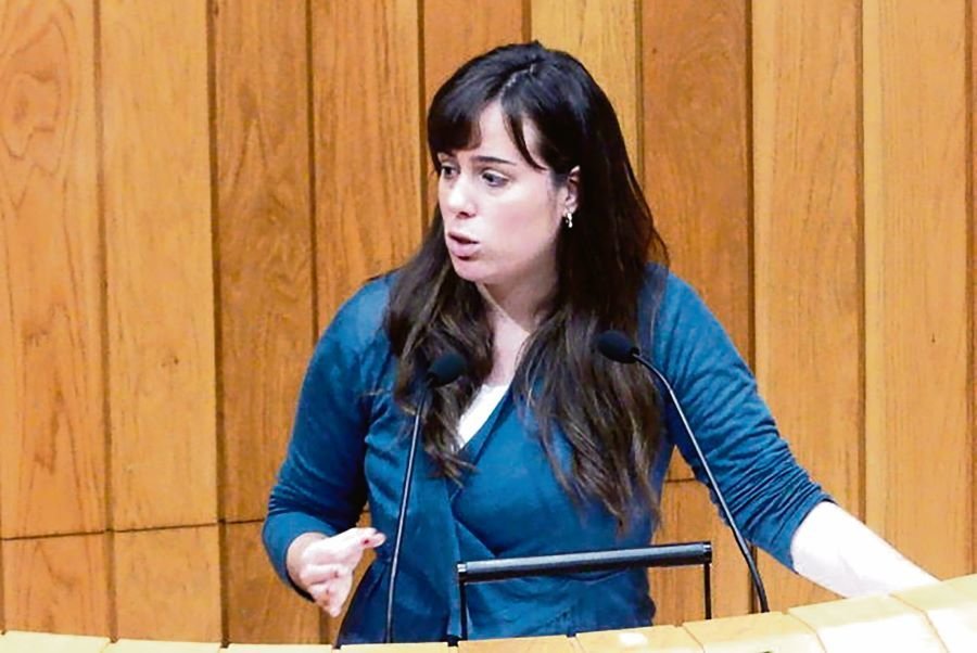 Paula Quinteiro na tribuna do Parlamento da Galiza (Nós Diario). 