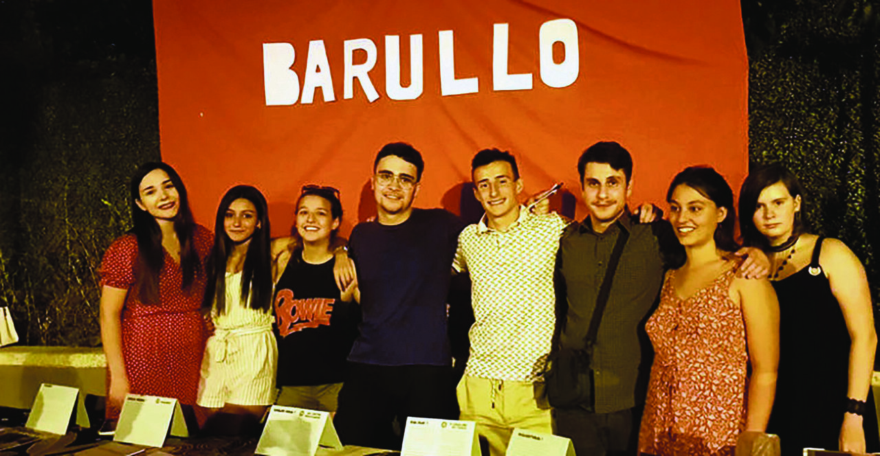 O colectivo Barullo presentando o proxecto na praza do Sagrado do Barco de Valdeorras