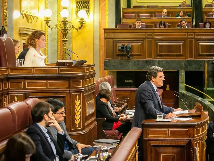 O ministro Jos&eacute; Luis Escriv&aacute; defendeu onte o decreto sobre as pensi&oacute;ns na primeira sesi&oacute;n desta lexislatura na C&aacute;mara Baixa (Imaxe: Congreso)