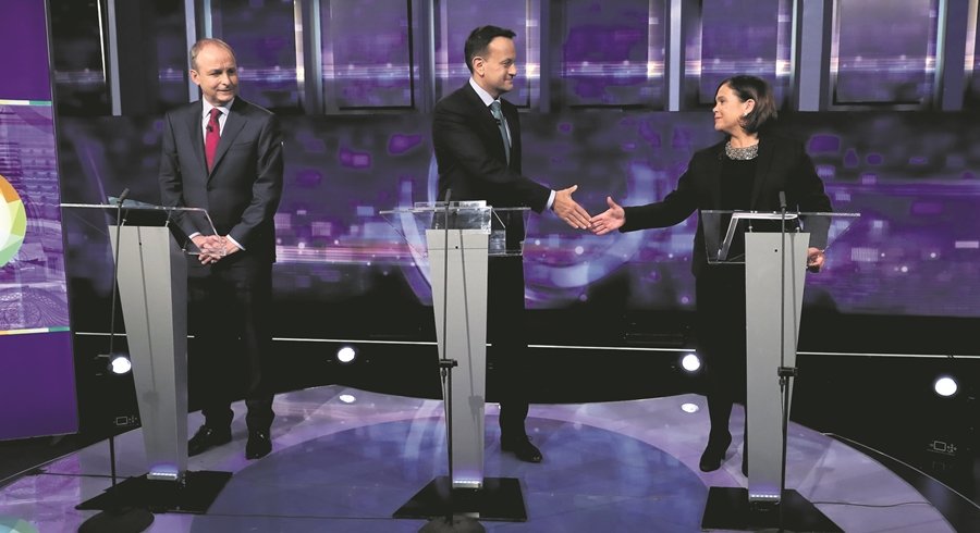 04 February 2020, Ireland, Dublin: Fine Gael leader and Irish Prime Minister Leo Varadkar (C) shakes hands with Sinn Fein President Mary Lou McDonald as Fianna Fail leader Micheal Martin looks on during the final TV leaders' debate at the RTE studios, ahead of the Irish general election slated for 08 February 2020. Photo: Niall Carson/PA Wire/dpa
ONLY FOR USE IN SPAIN

04 February 2020, Ireland, Dublin: Fine Gael leader and Irish Prime Minister Leo Varadkar (C) shakes hands with Sinn Fein President Mary Lou McDonald as Fianna Fail leader Micheal Martin looks on during the final TV leaders' debate at the RTE studios, ahead of the Irish general election slated for 08 February 2020. Photo: Niall Carson/PA Wire/dpa

2/4/2020 ONLY FOR USE IN SPAIN
