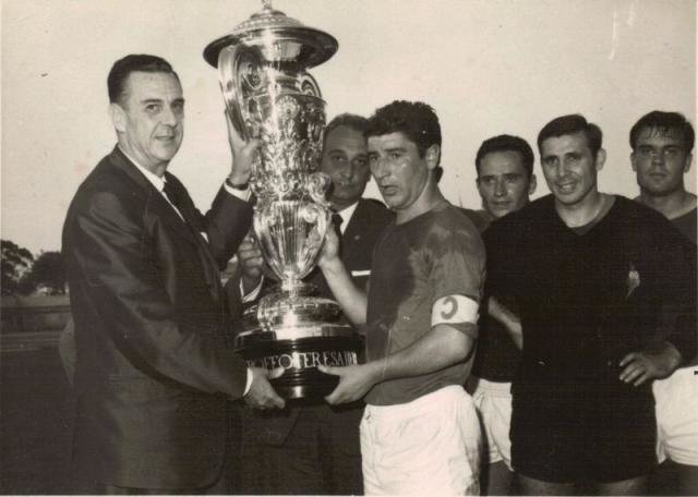 1967 Pepiño recibe el trofeo Teresa Herrera para el Racing Ferrol