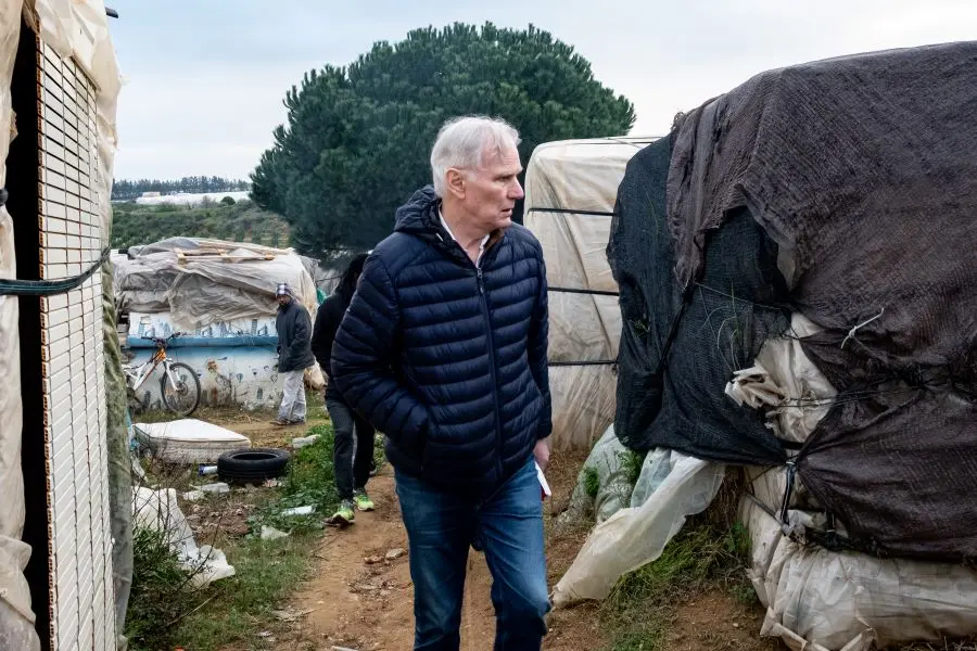 O relator especial da ONU visitou un campamento de traballadoras e traballadores migrantes en Huelva, Andaluc&iacute;a (Imaxe: Bassam Khawaja)