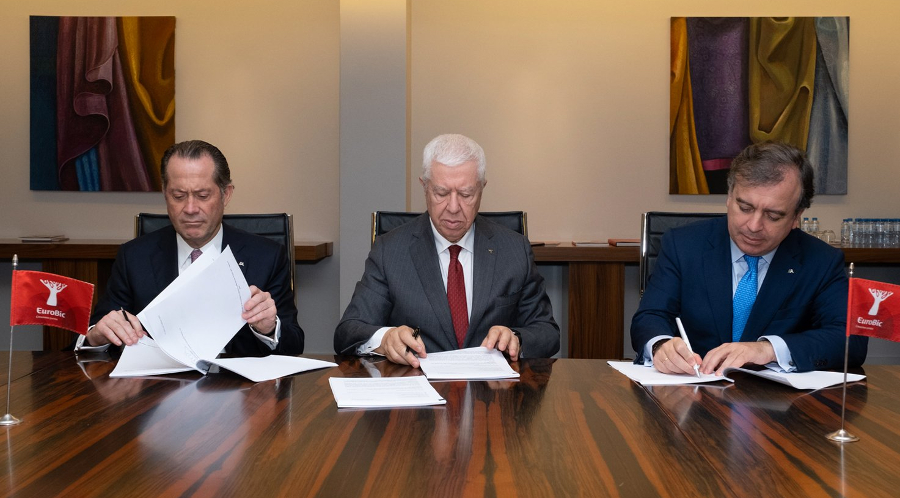 Juan Carlos Escotet Rodr&iacute;guez (esq.), presidente de Abanca, Fernando Teixeira dos Santos, presidente de EuroBic, e Francisco Botas, conselleiro delegado da entidade galega (Abanca).