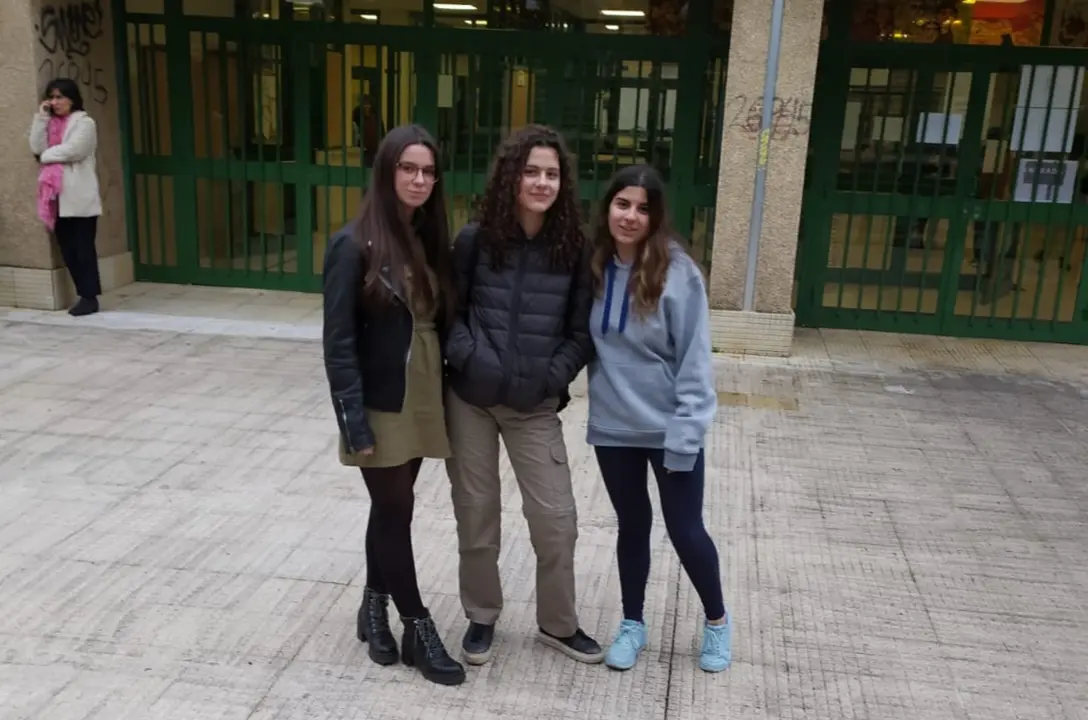 As alumnas Ux&iacute;a Romero, Tais Sen&iacute;n e Noa Mesejo.