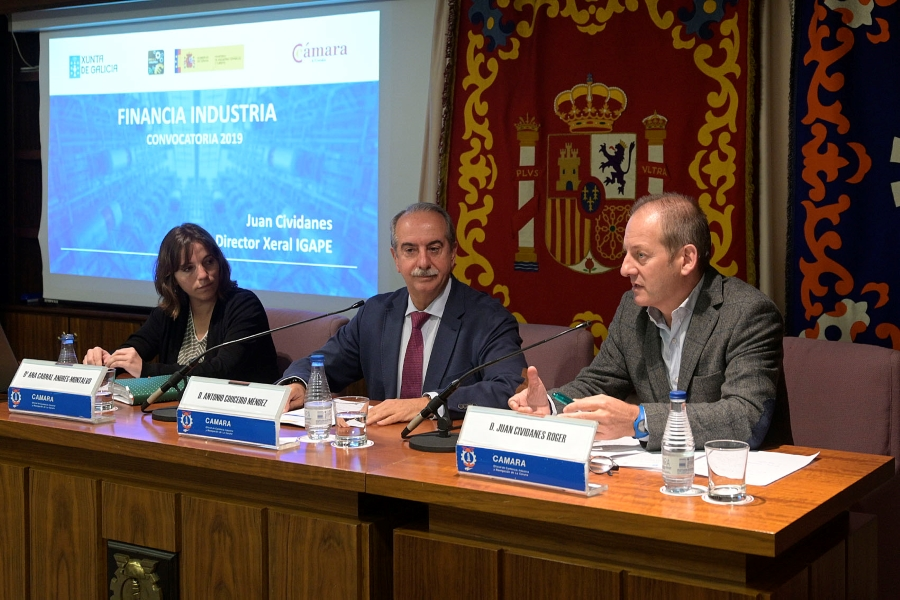 Antonio Couceiro M&eacute;ndez, no medio, xunto o director do Igape, Juan Cividanes, a dereita e Ana Carral,  xefa de Promoci&oacute;n Econ&oacute;mica na Direcci&oacute;n xeral de Industria de PEMES (Imaxe: Xunta da Galiza).