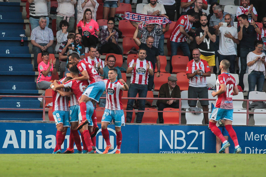 Gonzalo Bobadilla desexa celebrar un gol do Club Deportivo Lugo co resto da bancada.