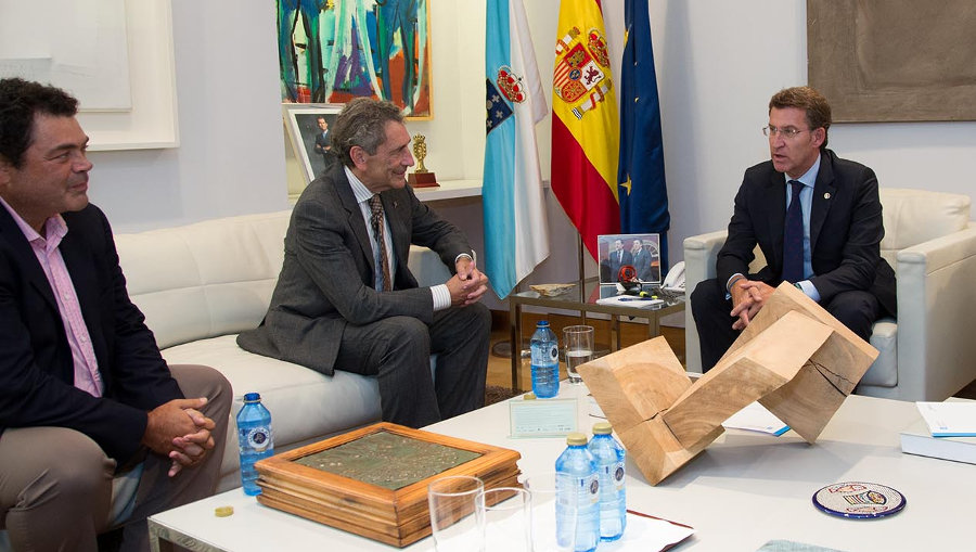 Carlos Mouriño e o seu fillo Carlos nunha xuntanza co presidente da Xunta (Xoán Crespo).