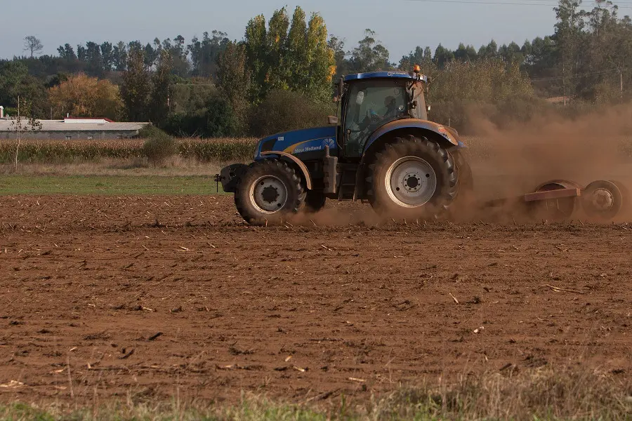 Tractor traballando (N&oacute;s Diario)