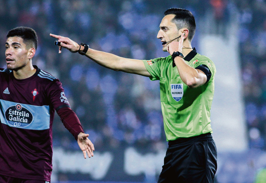 LEGANES, SPAIN - DECEMBER 08: Sanchez Martinez, referee of the match  consulting the VAR during La Liga football match,  played between Leganes and Celta de Vigo at Butarque stadium on December 08, 2019 in Leganes, Madrid, Spain.
ONLY FOR USE IN SPAIN

LEGANES, SPAIN - DECEMBER 08: Sanchez Martinez, referee of the match  consulting the VAR during La Liga football match,  played between Leganes and Celta de Vigo at Butarque stadium on December 08, 2019 in Leganes, Madrid, Spain.
  (Foto de ARCHIVO)

12/8/2019 ONLY FOR USE IN SPAIN