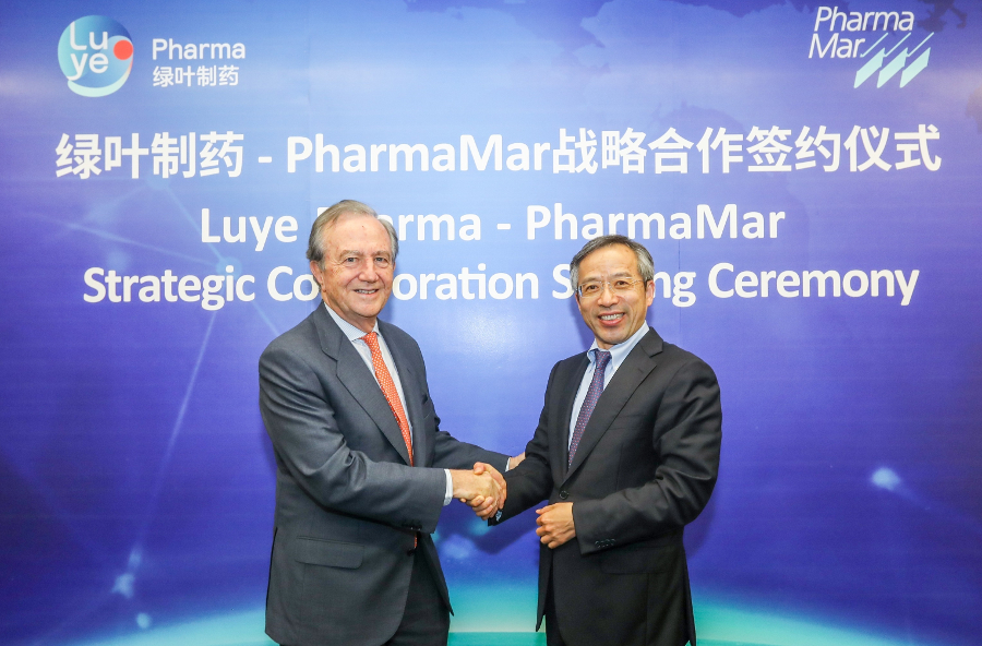 Jos&eacute; Mar&iacute;a Fern&aacute;ndez de Sousa, presidente de Pharmamar, na sinatura dun acordo na China (Europa Press)