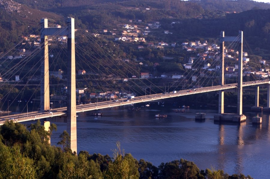 A AP-9 ao seu paso pola ponte de Rande, sobre a ría de Vigo (Imaxe: Wikimedia).