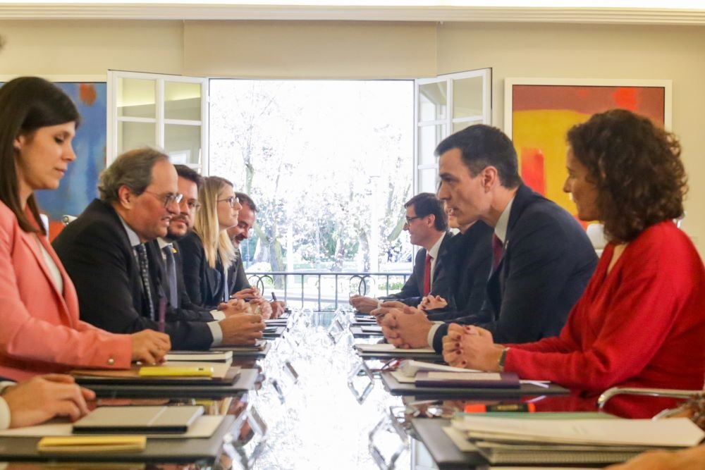 O mandatario catalán, Quim Torra, e o español, Pedro Sánchez, na mesa de diálogo (Imaxe: Europa Press)