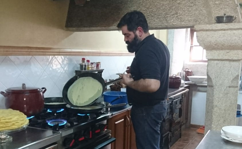 Joaquín Pose González prepara filloas na cociña do Fontán.
