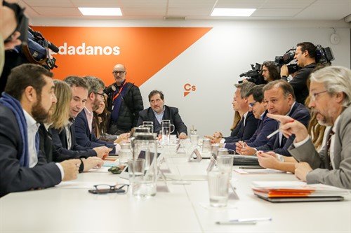 Andrés Betancor, primeiro pola dereita nunha reunión de Cs (Imaxe: Europa Press)