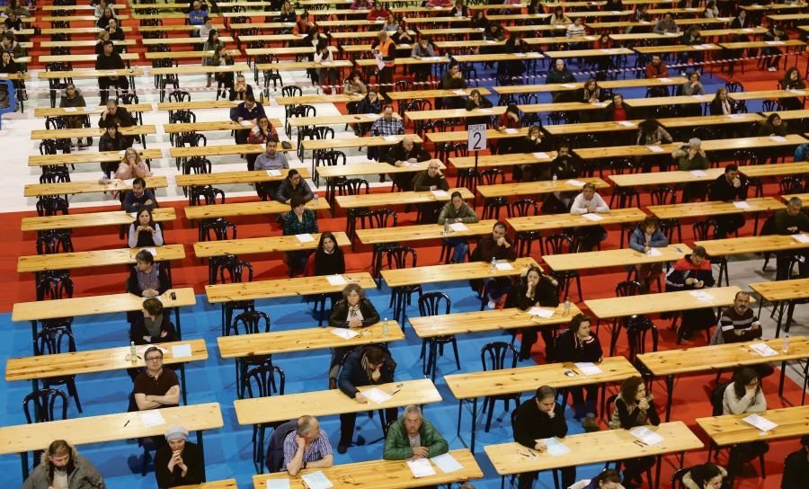 Opositoras nun exame dunha Oferta Pública de Emprego na Galiza (Europa Press)