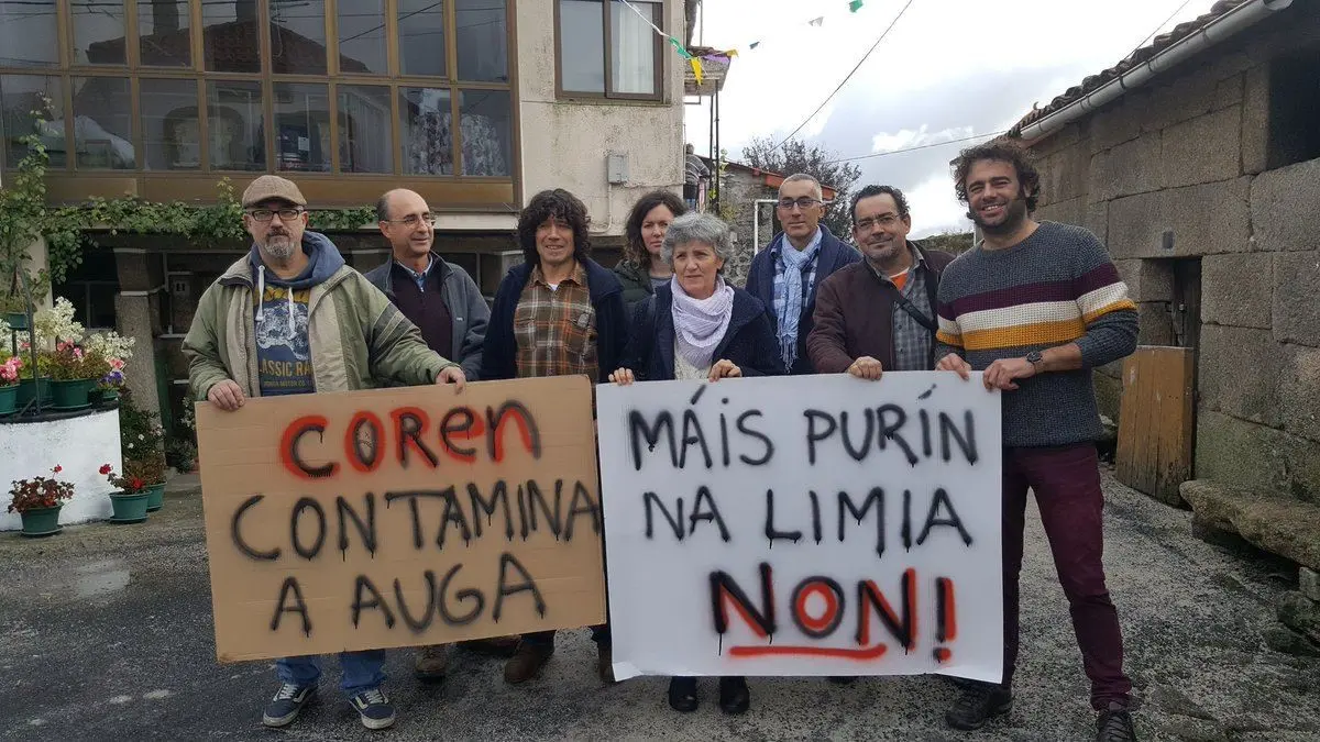 Manuel Garc&iacute;a, terceiro pola esquerda durante unha protesta do Movemento Ecoloxista da Limia (Imaxe: Europa Press).