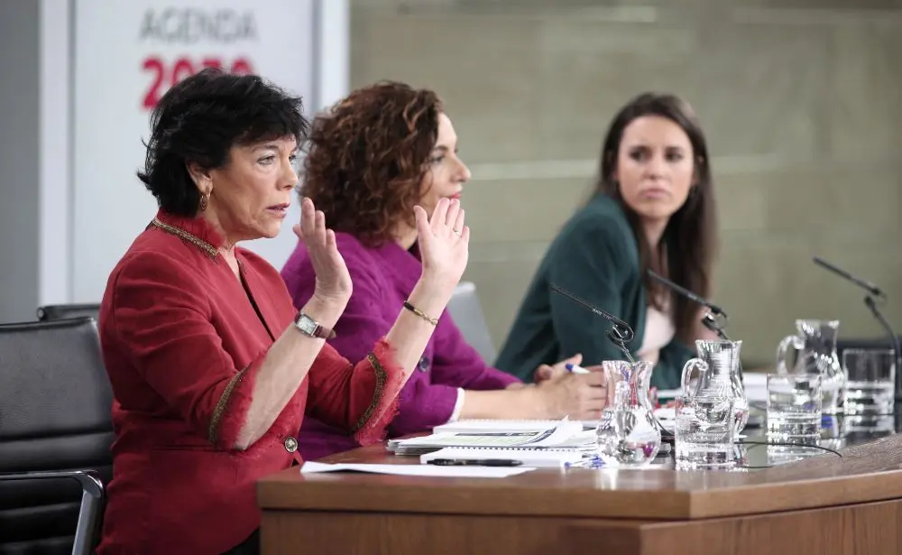 As ministras Isabel Cel&aacute;a, Mar&iacute;a Jes&uacute;s Montero e Irene Montero, onte, ap&oacute;s a reuni&oacute;n do Goberno (Imaxe: Eduardo Parra / Europa Press)