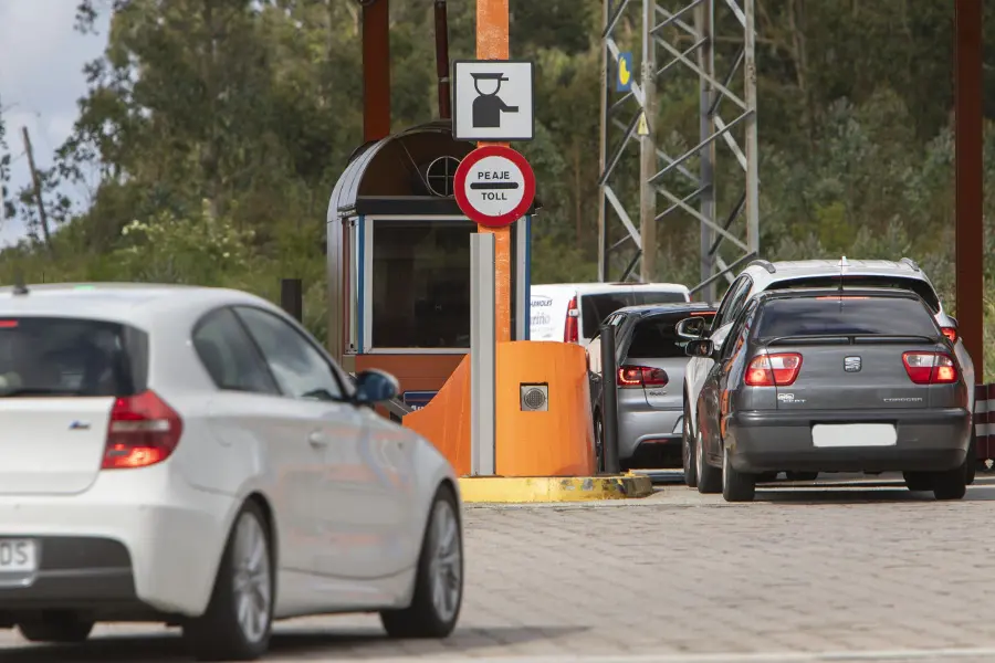 Veh&iacute;culos fan cola para pagar nunha peaxe. (Foto: Xunta da Galiza)