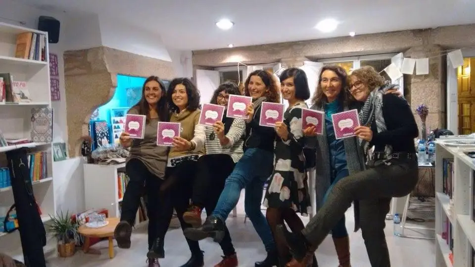 As integrantes de Fiadeiras Ceesga, coa publicaci&oacute;n 'Machismos: de micro nada'.