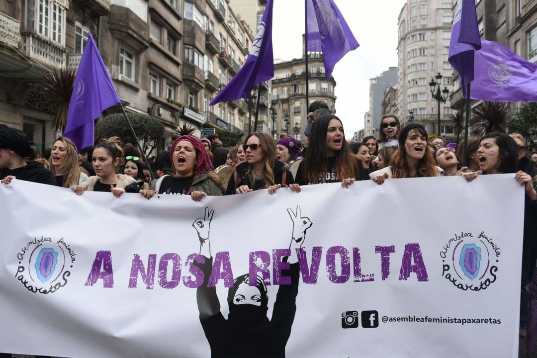 Integrantes da Asemblea Paxaretas nunha manifestación. Carolina Certal, a primeira pola dereita.